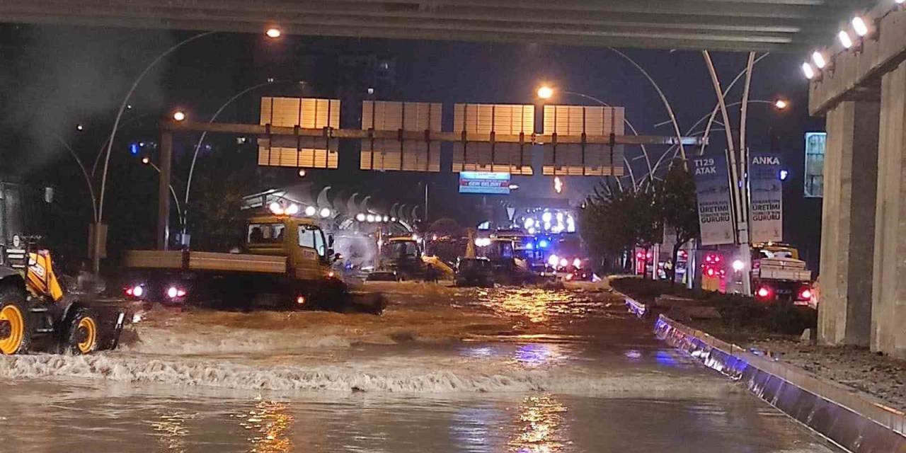 Ankara’da Metro İstasyonlarını Sular Bastı, Yollar Göle Döndü, Sürücüler Mahsur Kaldı