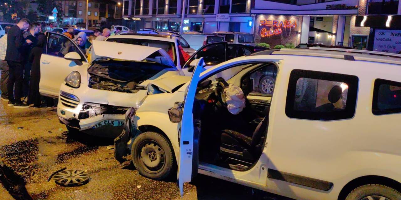 Bursa’da İki Aracın Kafa Kafaya Çarpıştığı Feci Kaza Kamerada: 2 Yaralı