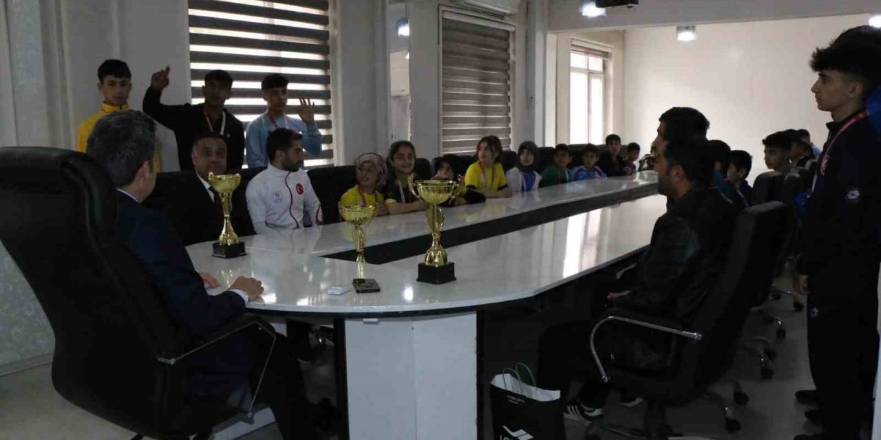 Kaymakam Özçelik Dereceye Giren Öğrencileri Tebrik Etti