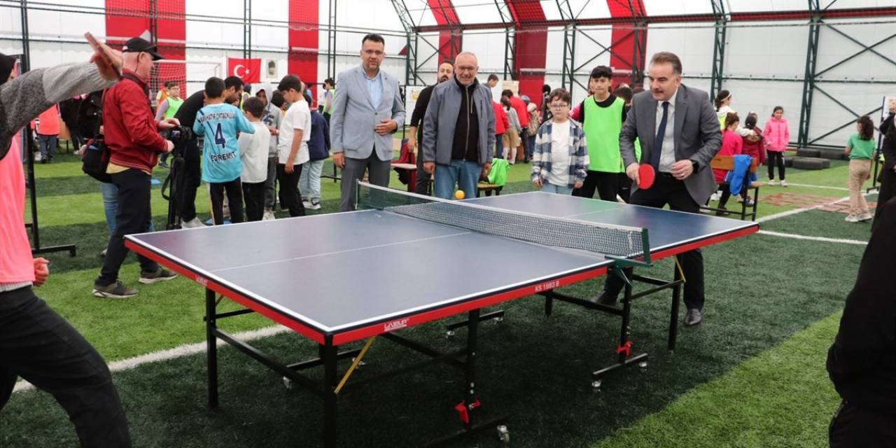 Edremit’te Depremzede Öğrencilere Çocuk Şenliği