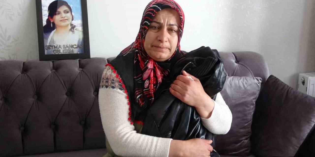 Pkk Tarafından Kaçırılan Kızının Kıyafetine Sarılarak ‘anneler Günü’nü Kutladı
