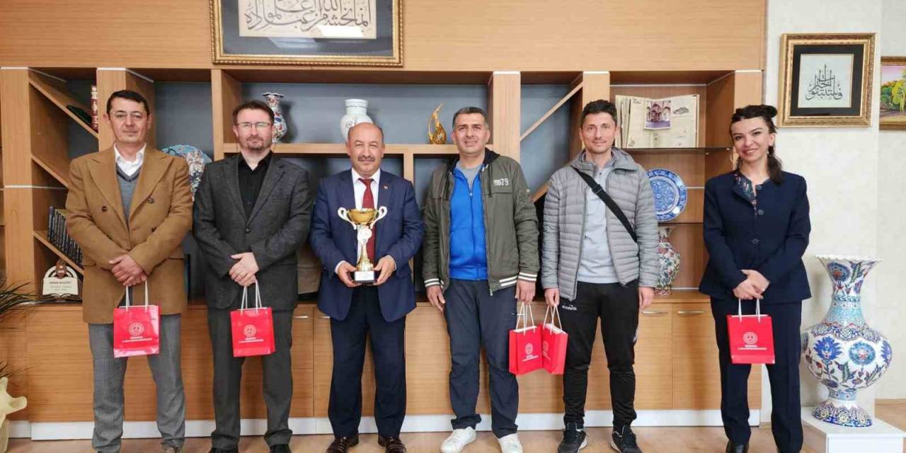 İl Birincisi Kütahya Milli Eğitim Müdürlüğü Masa Tenisi Takımı Türkiye Finallerinde