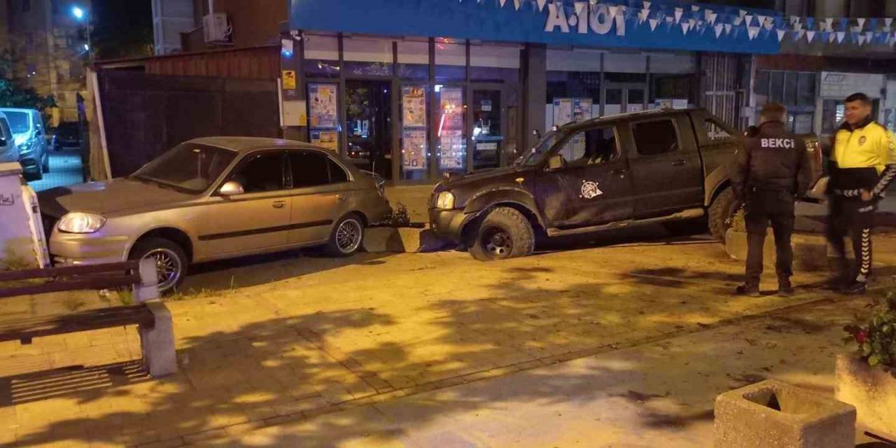Alkollü Şahıs Önce Saksıya Sonra Park Halindeki Araca Çarpıp Kaçtı