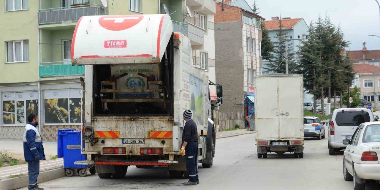 Çöp Konteynırları Yıkanarak Temizlendi