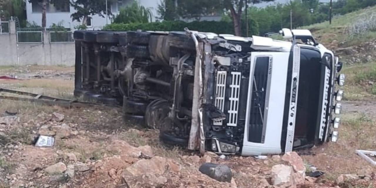 Kontrolden Çıkan Kamyon Devrildi: 1 Yaralı