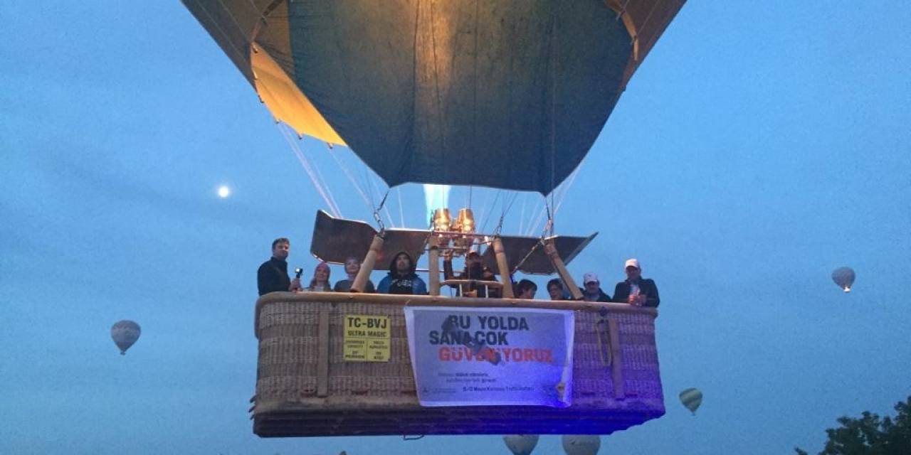 Nevşehir’de Sıcak Hava Balonları ’bu Yolda Sana Çok Güveniyoruz’ Pankartıyla Havalandı