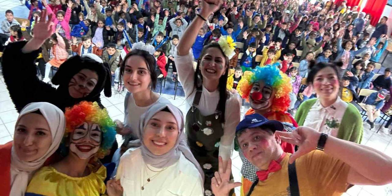 Diyadin’de Minik Yürekler Tiyatro İle Eğlendi