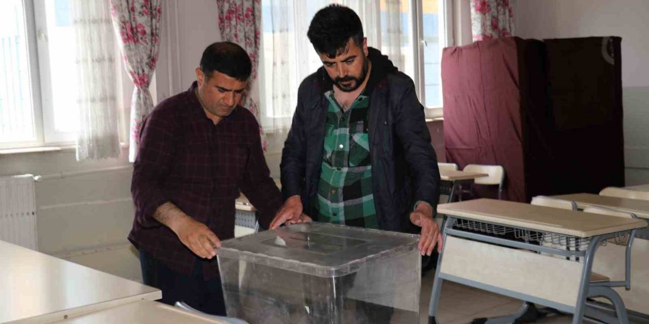 Van’daki Okullarda Sandıklar Kuruldu