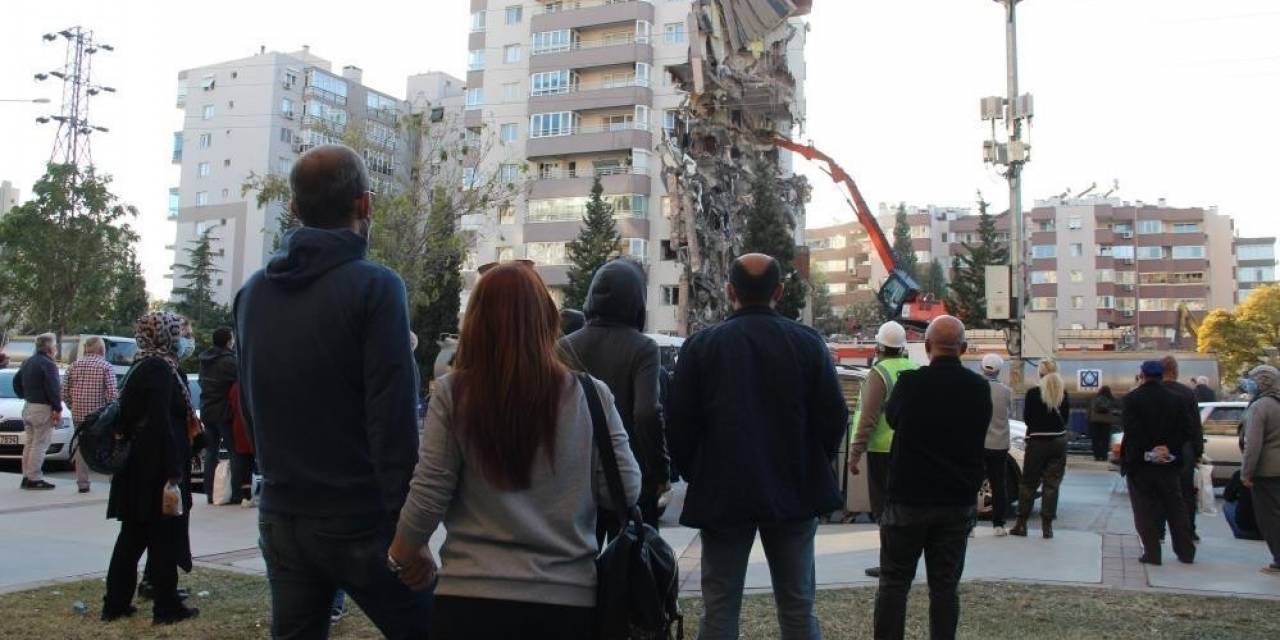Depremde 11 Kişiye Mezar Olan Bina İçin Belediye Görevlilerine Dava