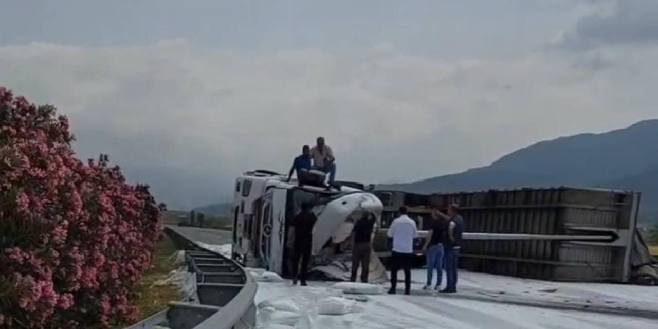 Osmaniye’de Gübre Yüklü Tır Devrildi