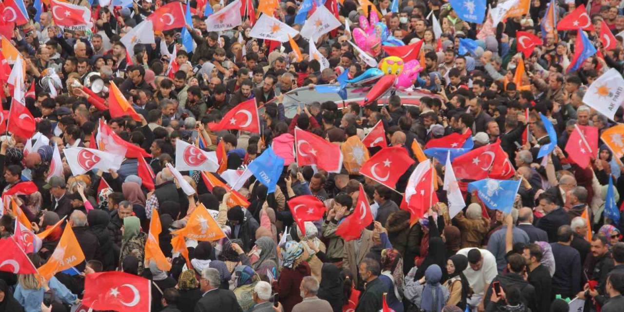 Yağmur Altında Togg Sevgisi
