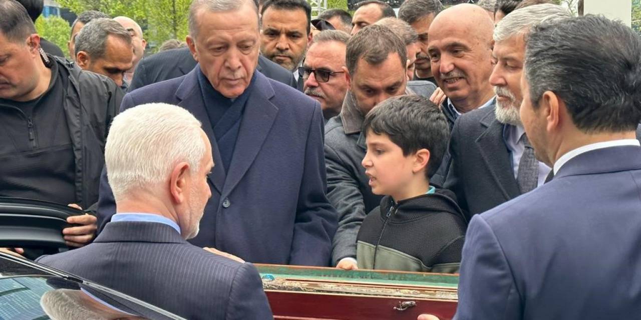 Azerbaycanlı Ak Sakallı Gaziler Cumhurbaşkanı Erdoğan’a Kılıç Hediye Etti