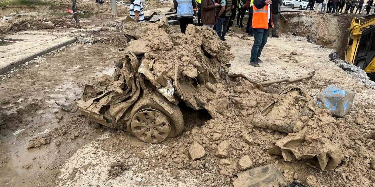 Yağmurda Kanalizasyona Sürüklenen Otomobilin Hurdası Çıkarıldı