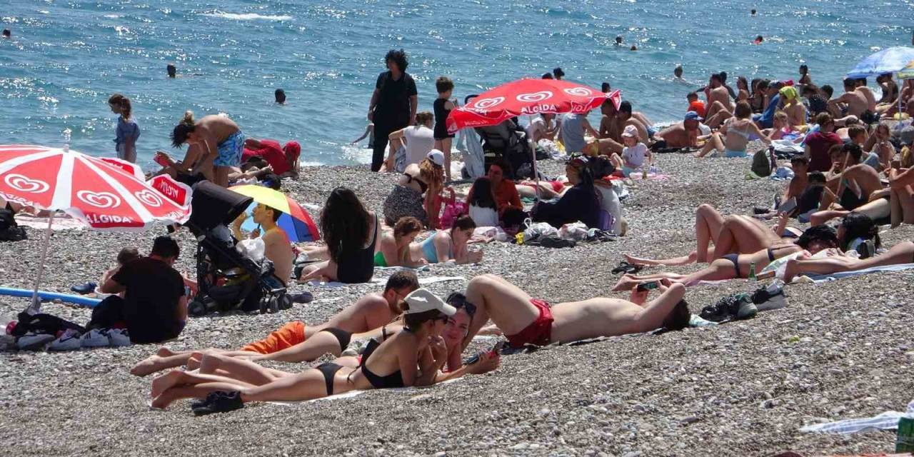 Antalya’da Aynı Anda Hem Karla Mücadele Hem Deniz Keyfi