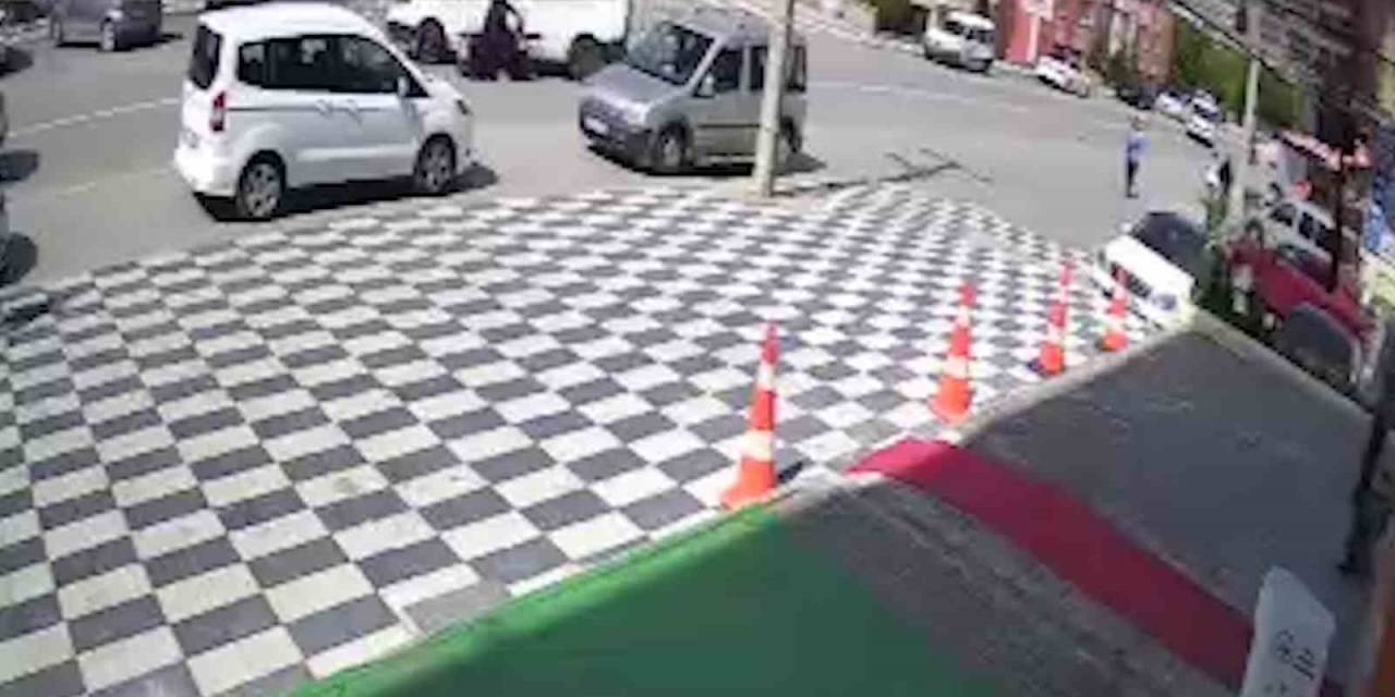 Motosikletiyle Ticari Araca Çarptı: 1 Yaralı