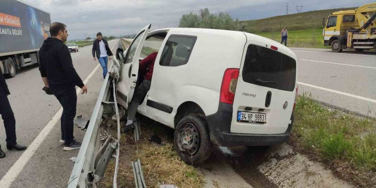 Kontrolden Çıkan Otomobil Bariyerlere Çarptı:  1 Yaralı