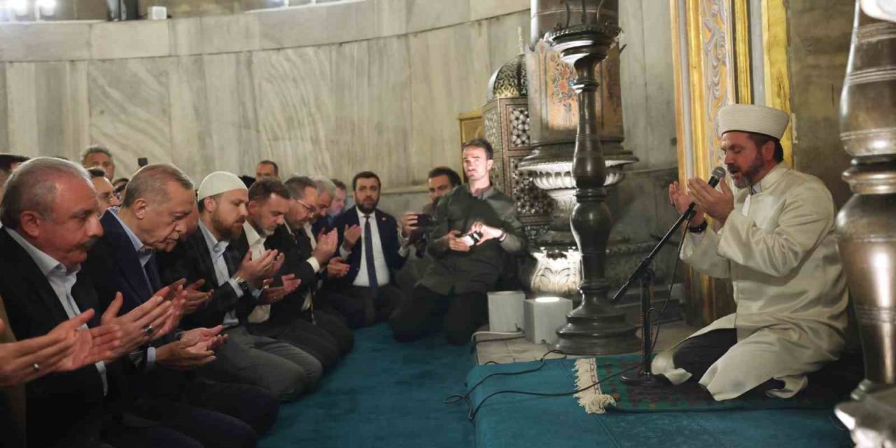 Cumhurbaşkanı Erdoğan Yatsı Namazını Ayasofya Camii’nde Kıldı