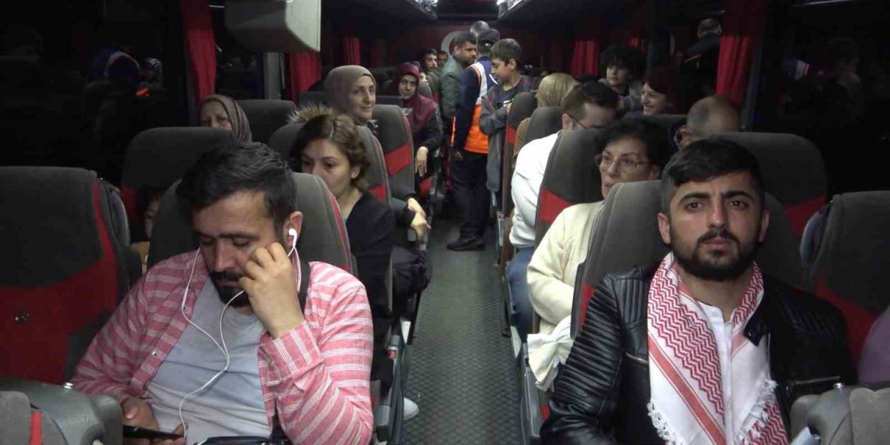 Seçime Saatler Kala Otobüslerle Yola Çıktılar: Afetzedeler Oy Kullanmak İçin Şehirlerine Dönüyor