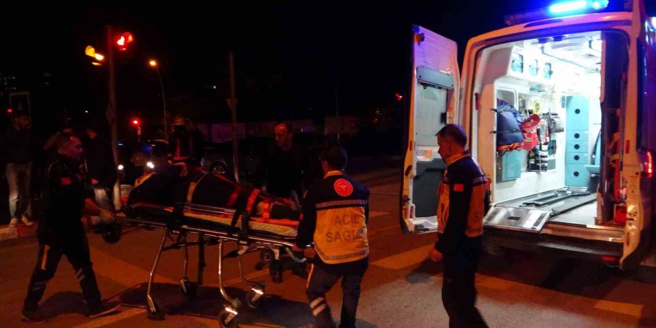 Otomobil İle Çarpışan Hafif Ticari Araç Devrilip Yan Yattı: 3 Yaralı