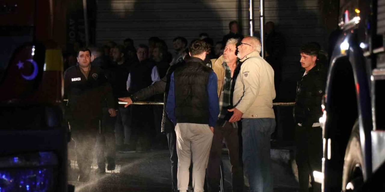 Sakarya’da 2 Katlı Ahşap Evde Yangın: Alevler Geceyi Aydınlattı
