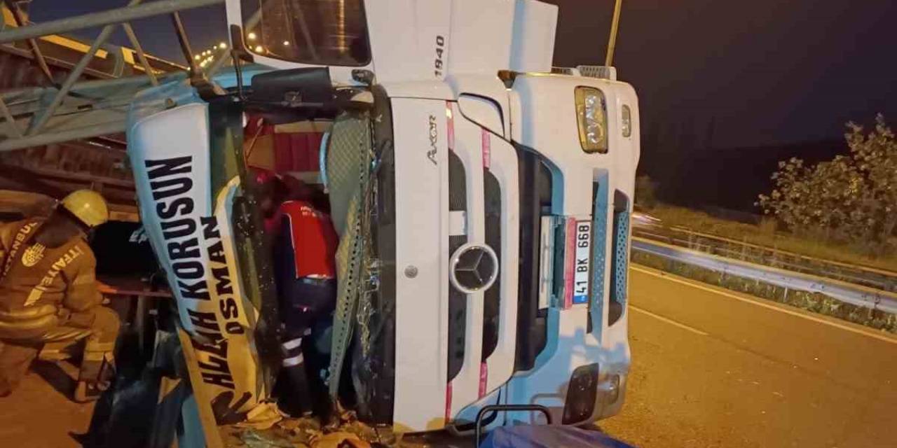 Tuzla’da Damperi Açık Kalan Tır Eds Kamera Platformuna Çarpıp Devrildi