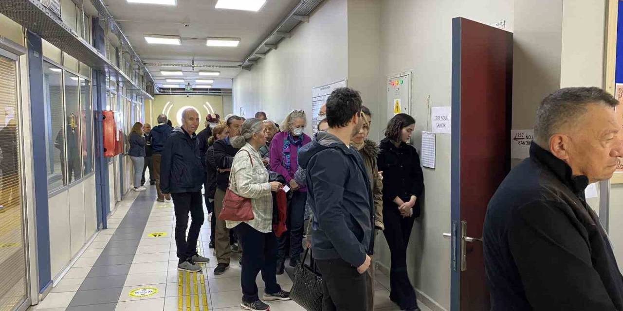 Koltuk Değnekleri İle Oy Kullanmaya Geldiler