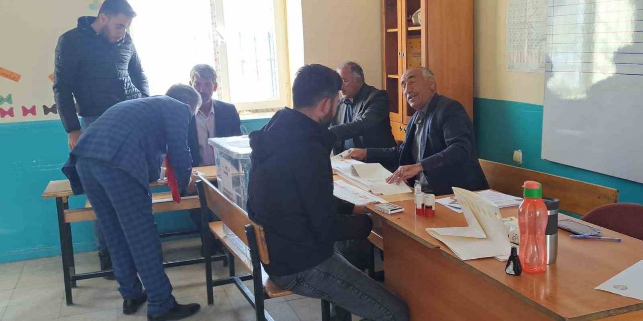 Adilcevaz’da Oy Verme İşlemi Başladı