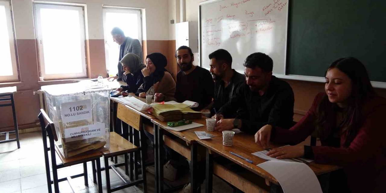 Tatvan’da Oy Kullanma İşlemi Başladı