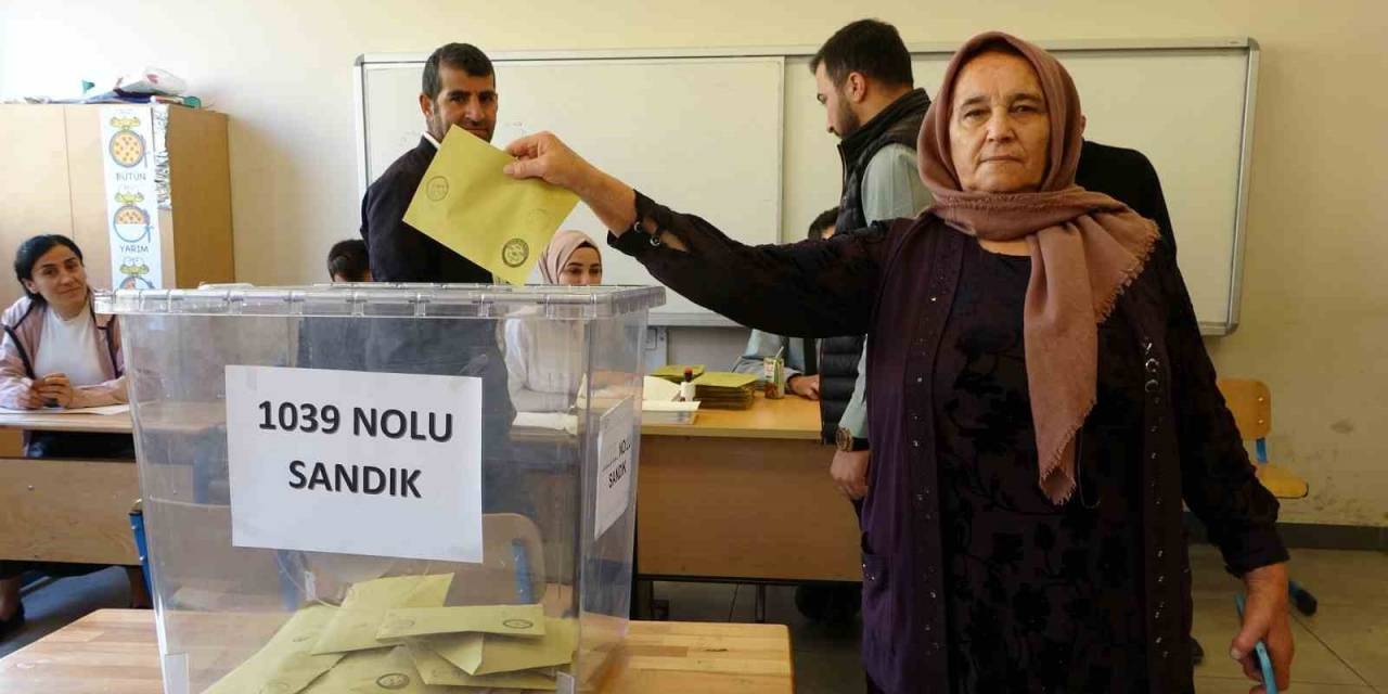 Yüksekova’da Oy Kullanma İşlemi Başladı