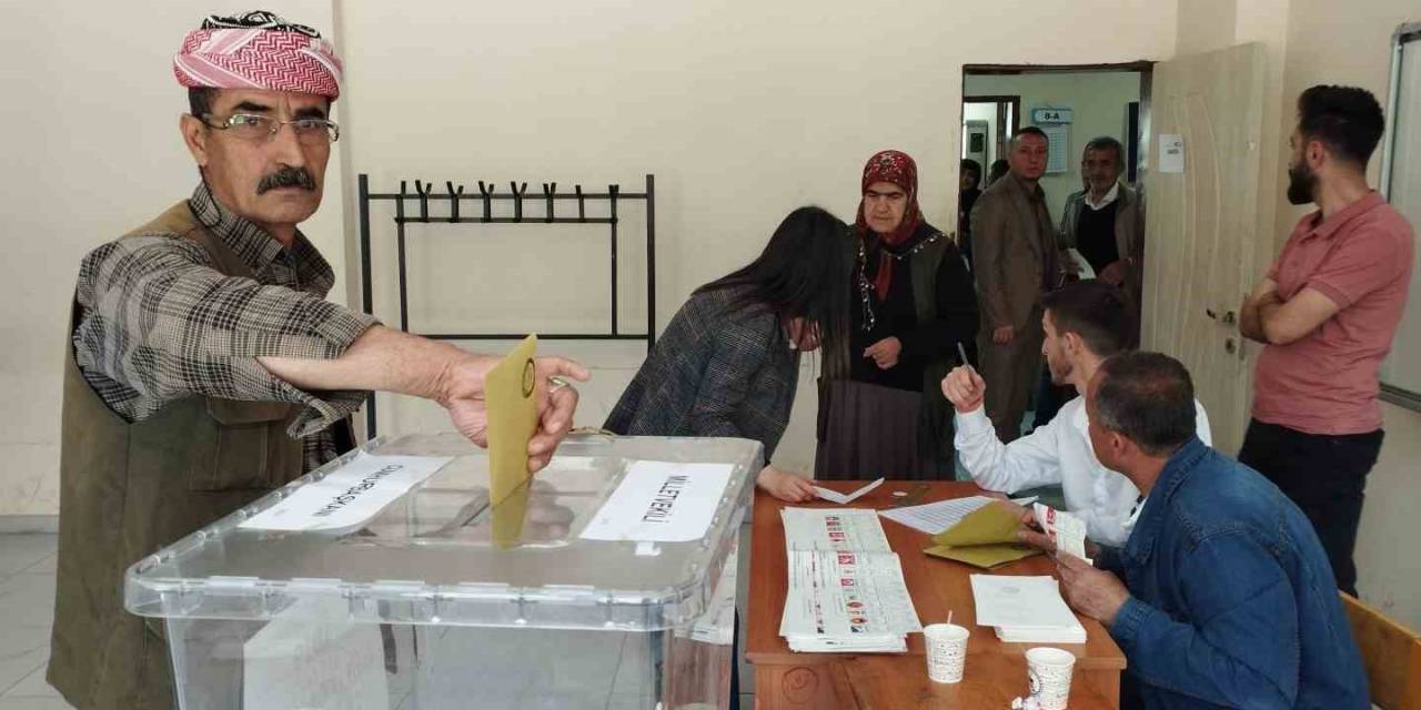 Hakkari’de Oy Kullanma İşlemi Başladı