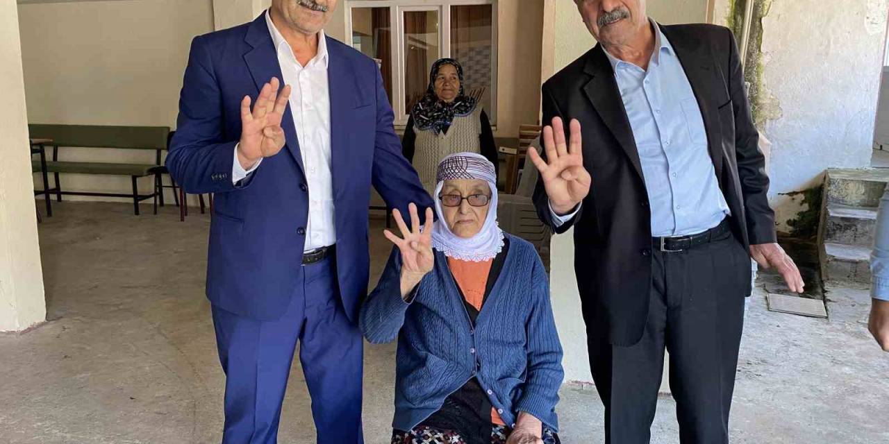 110 Yaşındaki Safiye Nine Oy Kullanmak İçin Sandık Başına Gitti