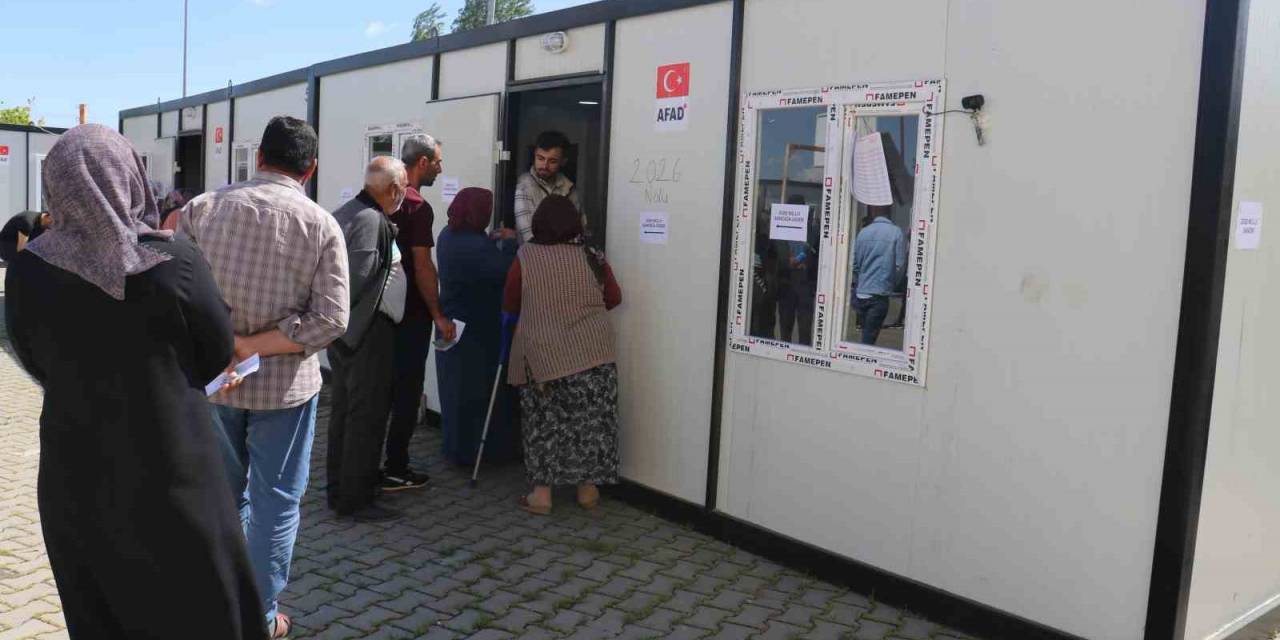 Deprem Bölgesi Malatya’da Vatandaşlar Oy Kullanmaya Devam Ediyor