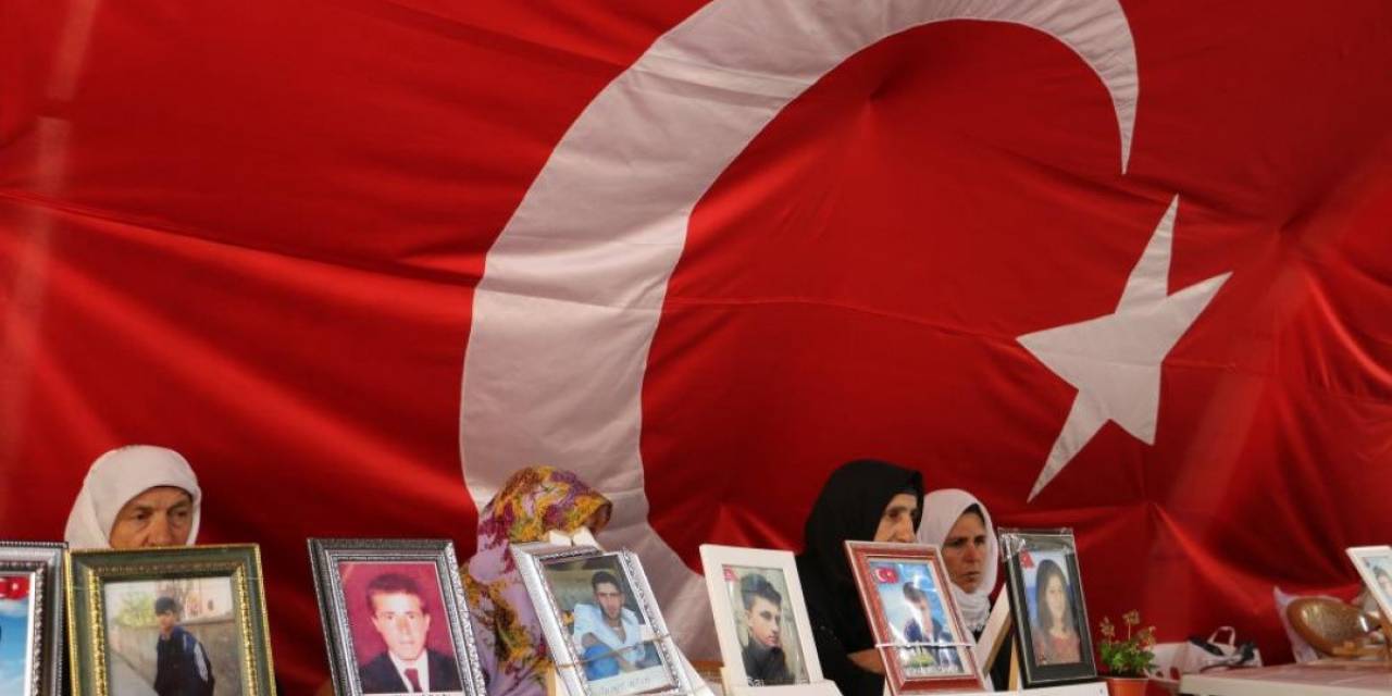 Diyarbakır’da Evlat Nöbetindeki Anne, Anneler Günü’nde Evladının Teslim Olduğu Haberini Aldı