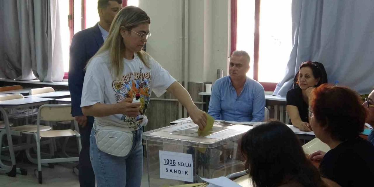 Depremin Ardından Yoğun Göç Alan Mersin’de Oy Kullanma İşlemleri Sürüyor