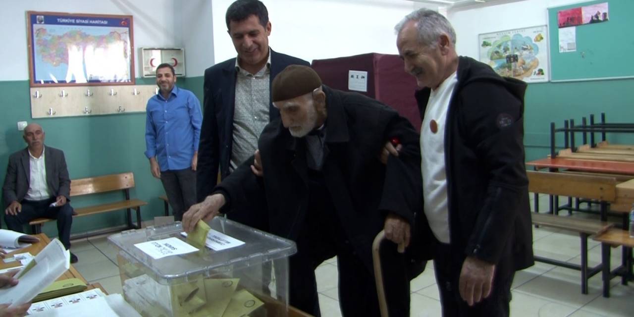 Hastanede “oyumu Vereyim De Öyle Öleyim” Diyen 94 Yaşındaki Ali Dede Sandığa Gitti