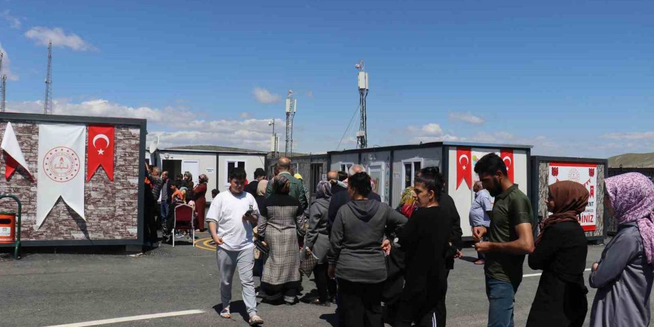 Depremzedeler Sandık Başına Koştu