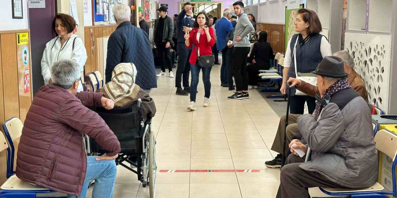 Yürüme Zorluklarına Rağmen Erkenden Oylarını Kullandılar