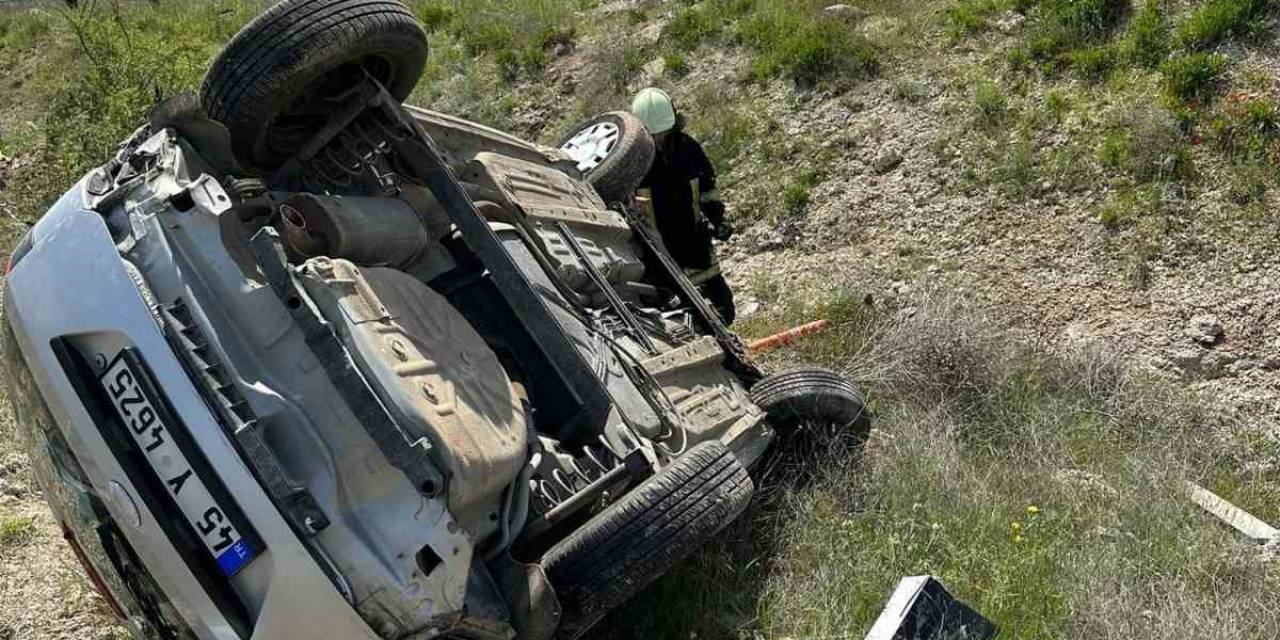 Kontrolden Çıkan Otomobil Boş Araziye Uçtu: 2 Yaralı
