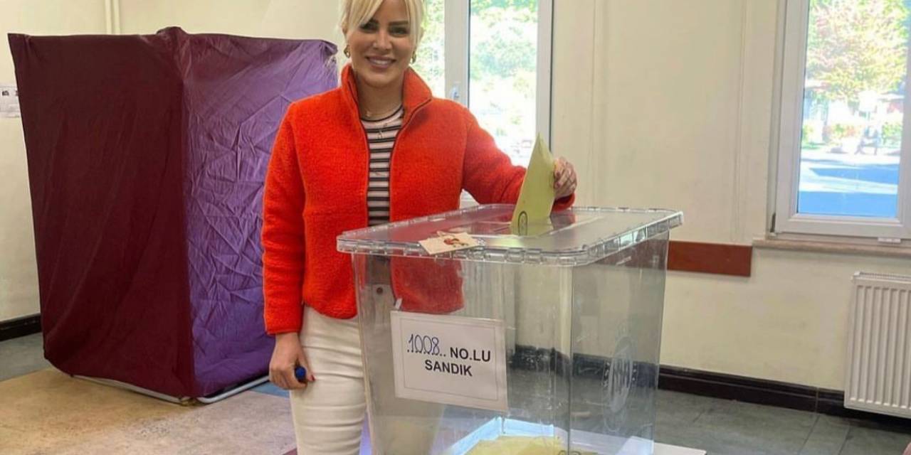 Ünlü İsimler Sandık Başında Fotoğraflarını Paylaştı