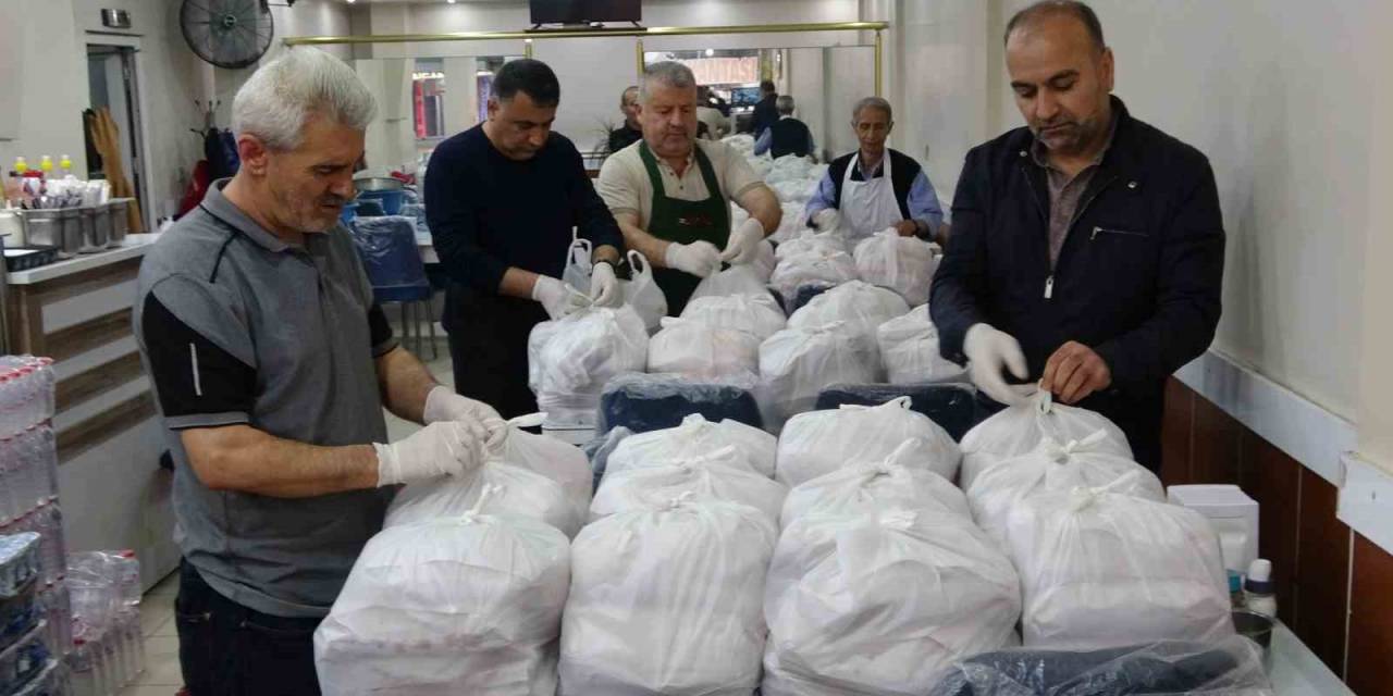 Yüksekovalı Gönüllülerden Sandık Görevlileri İçin Kumanya Hazırlığı