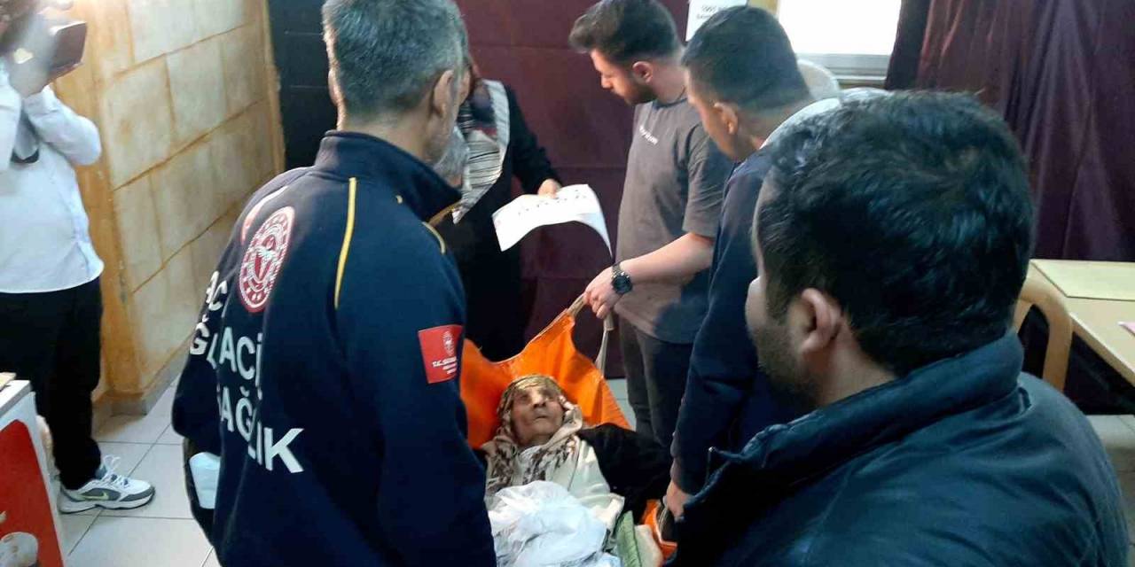 93 Yaşındaki Gaffure Nine Sandığa Sedyede Getirildi