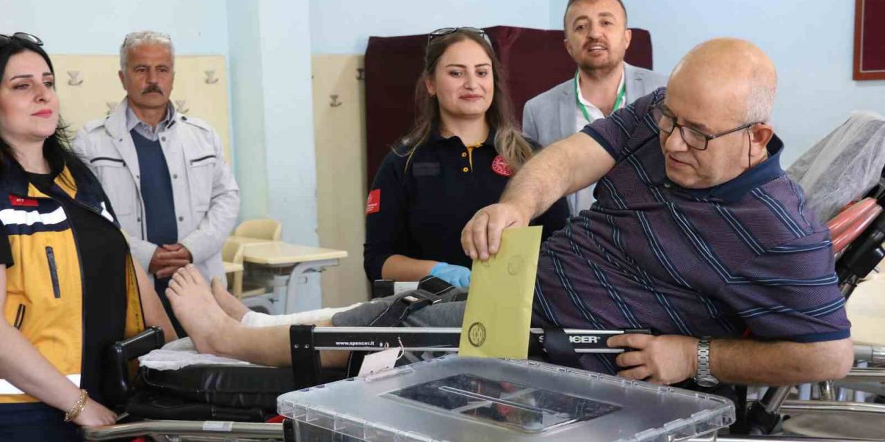 Oy Kullanmaya Ambulans İle Gitti