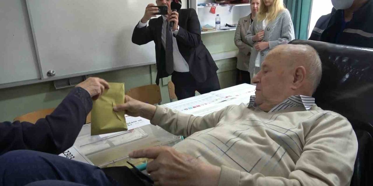 Bursa’da Engeli Olan Vatandaşlar Sandığa Ambulansla Taşındı