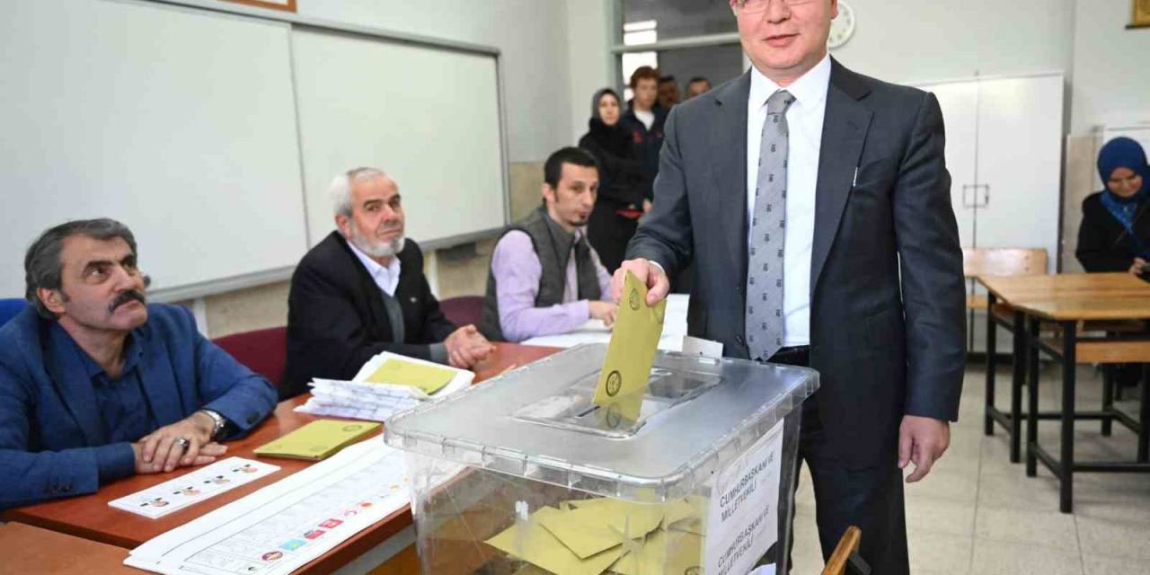 Ak Parti Bursa İl Başkanı Davut Gürkan Oyunu Kullandı