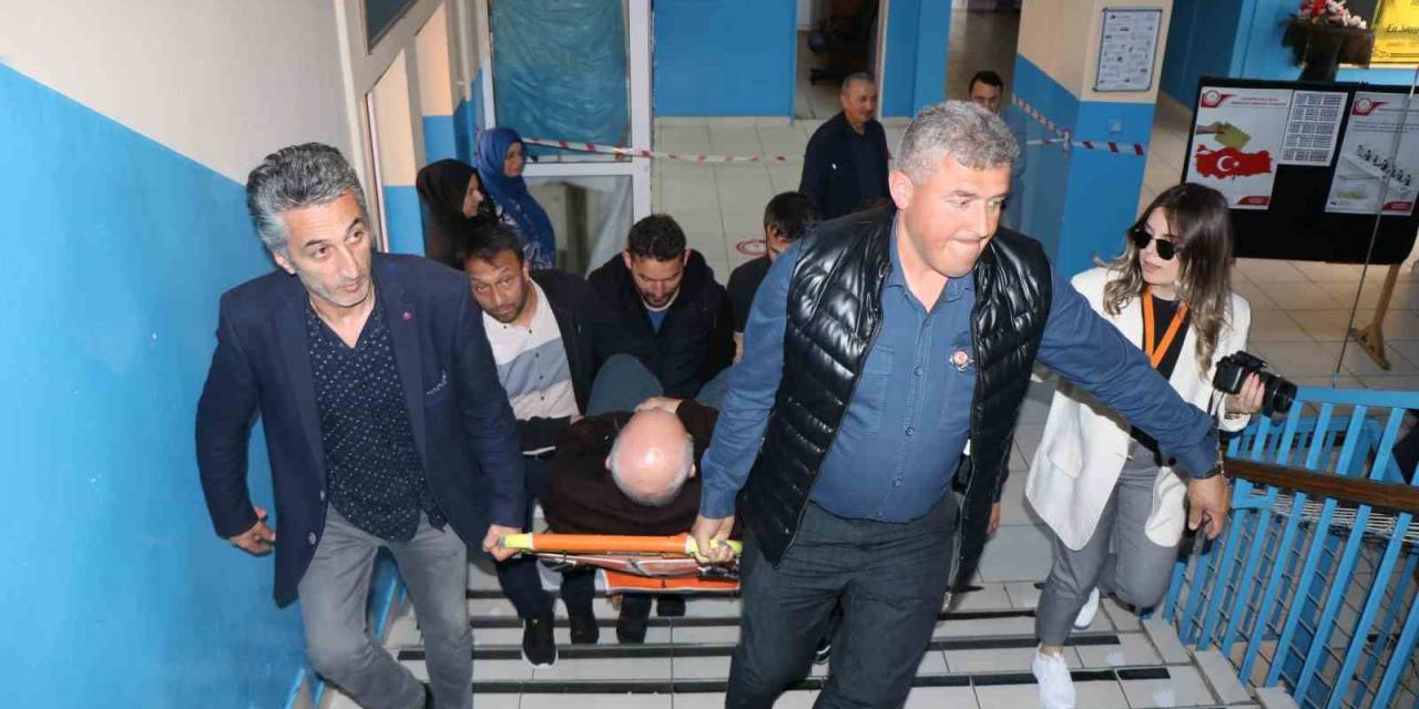 Engelli Ve Hastalar Oy Kullanmaya Ambulansla Geldi