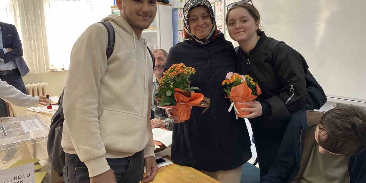 Sandık Başında Anneler Günü Sürprizi