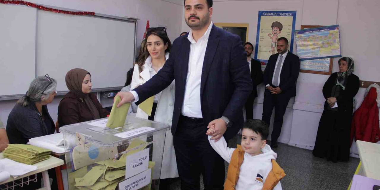 Ak Parti Gençlik Kolları Genel Başkanı Kadir Oyunu İzmir’de Kullandı