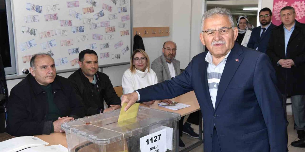 Başkan Büyükkılıç, Eşi Necmiye Büyükkılıç İle Oyunu Kullandı