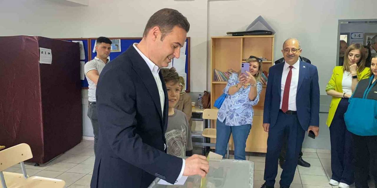 Ak Parti Ve Chp Genel Başkan Yardımcıları Oylarını Balıkesir’de Kullandı