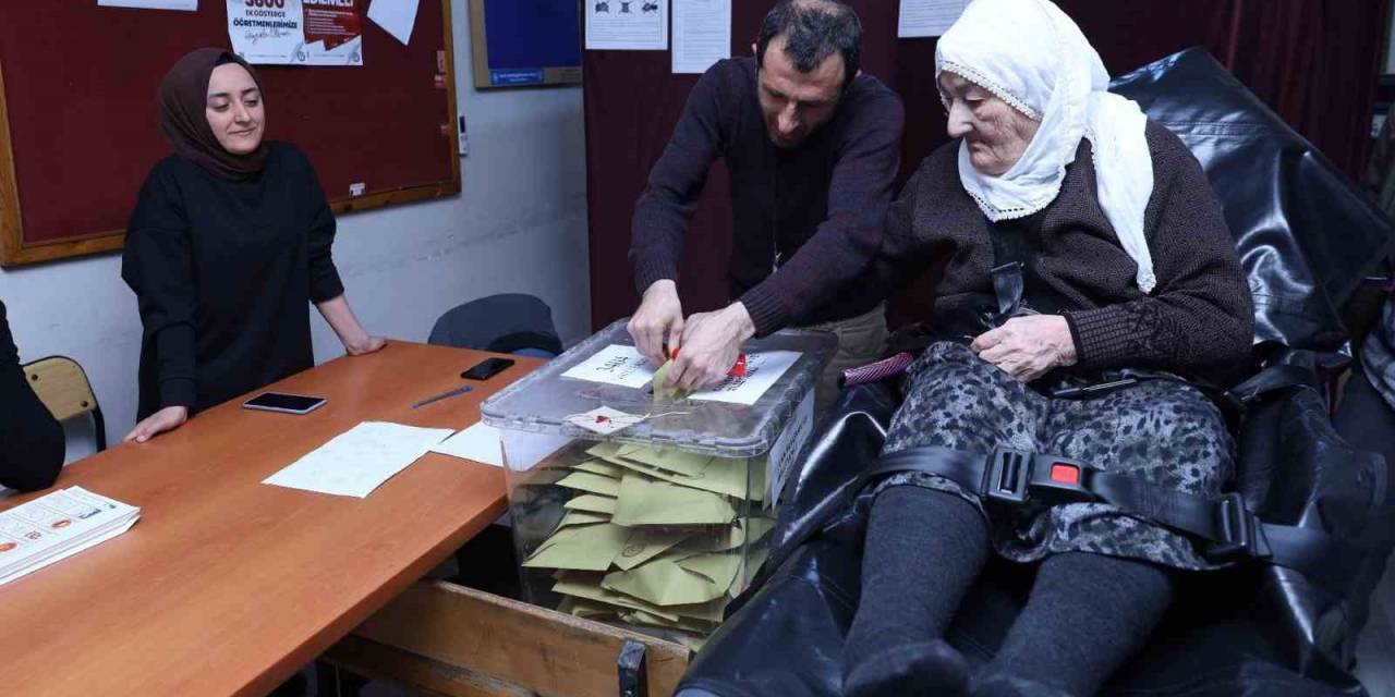 Bursa’da Ambulansla Okula, Sedye İle Sandığa